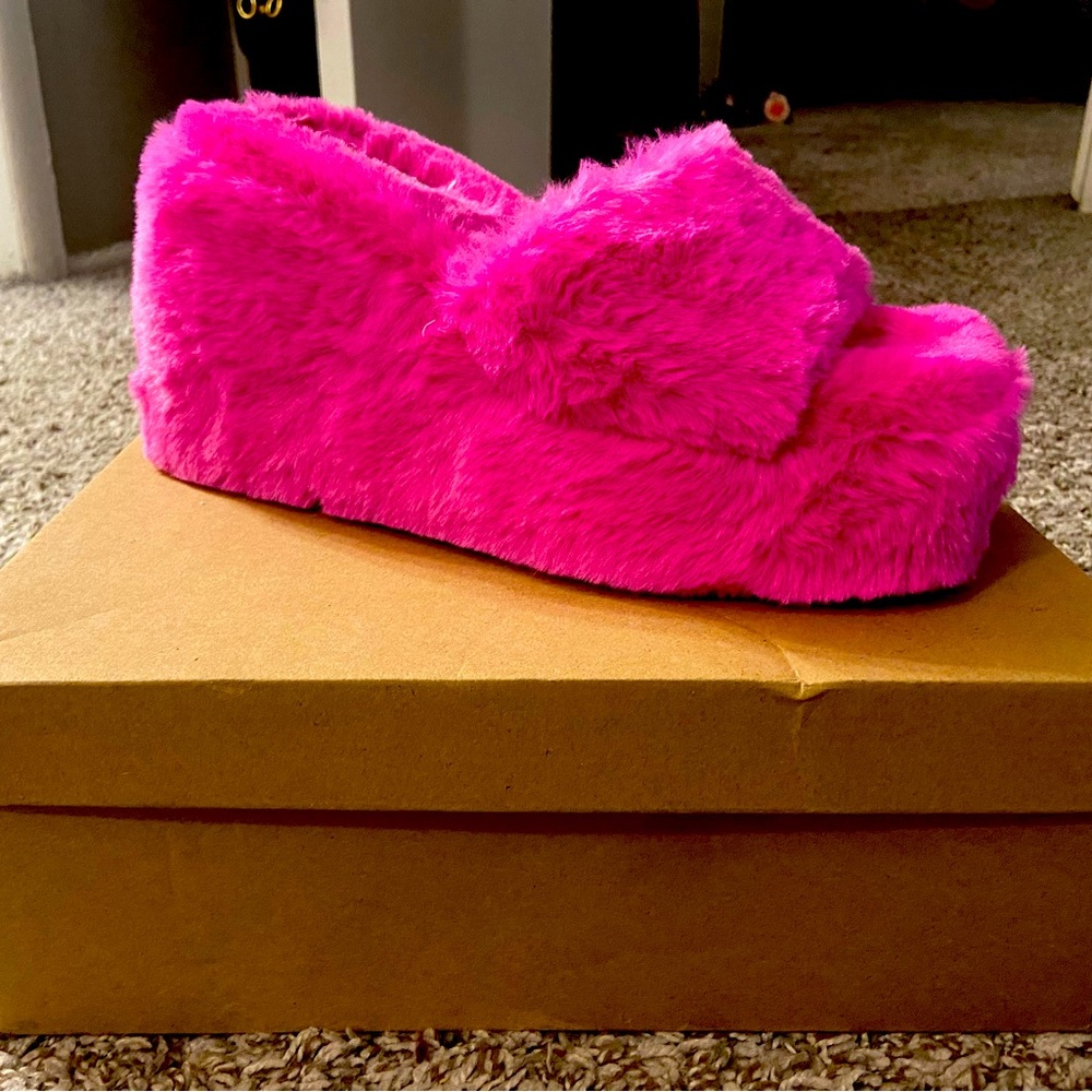 STEVE MADDEN PINK FUR PLATFORMS Pink